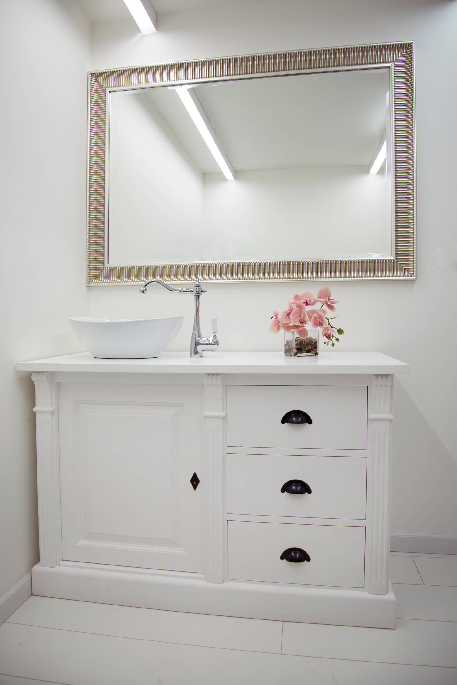 Yullia Salon Jaffa TLV 6 Walls